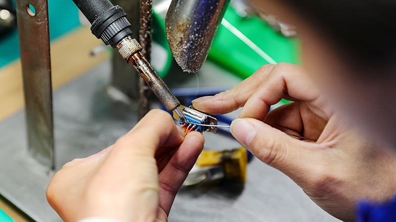 凱佰樂線束廠焊接工站