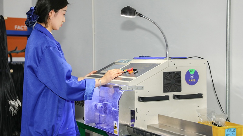 凱佰樂線束廠電腦裁線工站