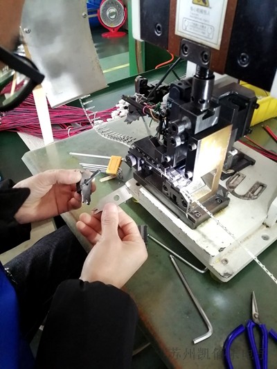 端子鉚壓調(diào)試中 端子鉚壓調(diào)試中